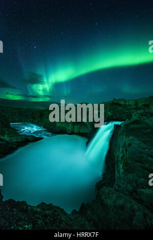 Cascata Aldeyjarfoss di notte sotto la luce delle aurore boreali Northern Lights, Islanda Foto Stock