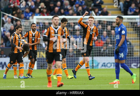 Hull City's Sam Clucas punteggio celebra il suo lato del primo obiettivo del gioco (secondo da destra) durante il match di Premier League al King Power Stadium, Leicester. Foto Stock