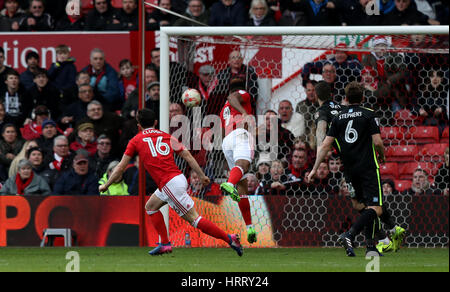 Il Nottingham Forest di Britt Assombalonga (centro) punteggi il suo lato del primo obiettivo del gioco durante il cielo di scommessa match del campionato al suolo città di Nottingham. Foto Stock