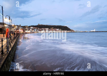 Scarborough South Bay al Tramonto ad alta marea, North Yorkshire Foto Stock