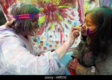 Holi festival celebrazioni in Platt Fields Park , Falowfield , Manchester Foto Stock