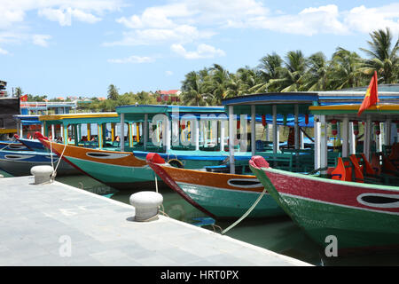 Il vietnamita barche colorate al porto Foto Stock