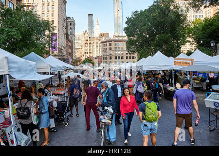 NEW YORK CITY - 26 settembre 2016: la gente camminare tra la folla ad un mercato alimentare su Union Square a Manhattan Foto Stock