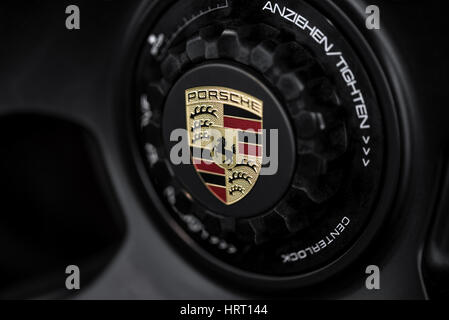 Kiev, Ucraina - 7 agosto 2016: Porsche emblema. Ferdinand Porsche ha fondato la società nel 1931. Foto Stock