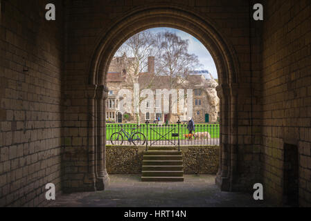 Bury St Edmunds Suffolk, una vista attraverso il gatehouse del XI secolo la torre normanna con il rinnovato abbazia medievale degli edifici al di là, UK. Foto Stock