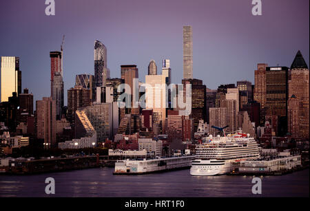 Nave da Crociera ormeggiata al porto in un porto in NYC, accoccolato sotto la Skyline di Manhattan. Foto Stock