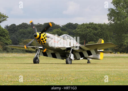 Janie, un P-51D Mustang dal Hardwick collezione Warbirds in atterraggio a un air show a Rougham, vicino a Bury St Edmunds. Foto Stock