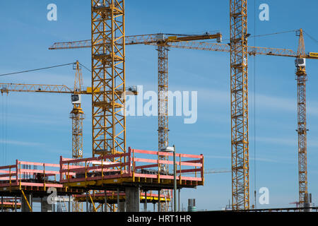 Edificio sito in costruzione e la gru al lavoro Foto Stock