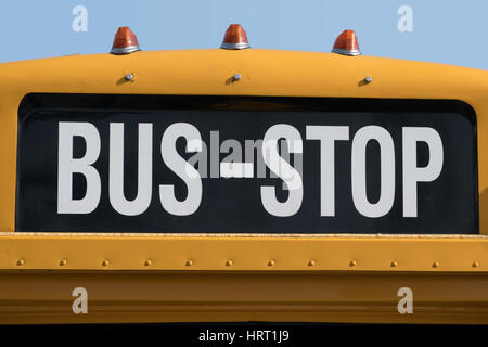 Fermata bus scritto su giallo scuola bus - primo piano Foto Stock