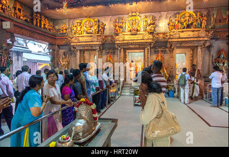 I credenti in Sri Veeramakaliamman Tempio Hindu Temple, Serangoon Road, Little India district, Singapore, Asia, Singapore Foto Stock