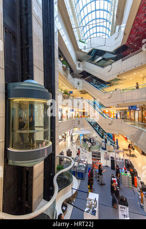 I turisti e i locali di shopping in un centro commerciale, scale mobili, Ion Orchard Mall, Orchard Road, Singapore, Asia, Singapore Foto Stock