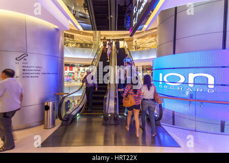 I turisti e i locali di shopping in un centro commerciale, scale mobili, Ion Orchard Mall, Orchard Road, Singapore, Asia, Singapore Foto Stock