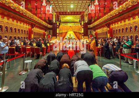 Dente del Buddha reliquia tempio, pregando credente, Religione, Buddismo, del Dente del Buddha tempio, Singapore, Asia, Singapore Foto Stock