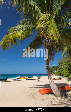 Dipinto luminosamente YOLA barche da pesca barca CRASH BEACH AGUADILLA PUERTO RICO Foto Stock