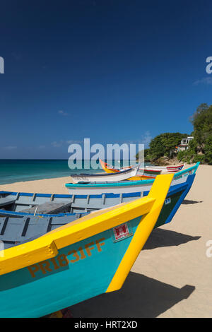 Fila di dipinto luminosamente YOLA barche da pesca barca CRASH BEACH AGUADILLA PUERTO RICO Foto Stock