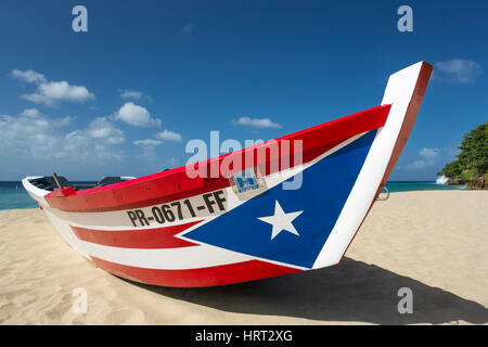 Il Puerto Rican bandiera dipinta YOLA barca da pesca barca CRASH BEACH AGUADILLA PUERTO RICO Foto Stock