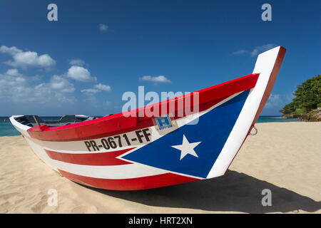 Il Puerto Rican bandiera dipinta YOLA barca da pesca barca CRASH BEACH AGUADILLA PUERTO RICO Foto Stock