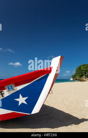 Il Puerto Rican bandiera dipinta YOLA barca da pesca barca CRASH BEACH AGUADILLA PUERTO RICO Foto Stock