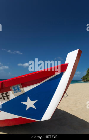 Il Puerto Rican bandiera dipinta YOLA barca da pesca barca CRASH BEACH AGUADILLA PUERTO RICO Foto Stock