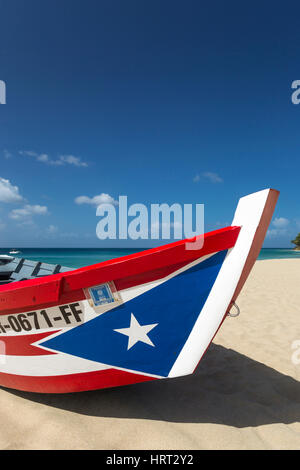 Il Puerto Rican bandiera dipinta YOLA barca da pesca barca CRASH BEACH AGUADILLA PUERTO RICO Foto Stock