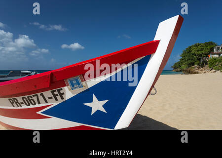 Il Puerto Rican bandiera dipinta YOLA barca da pesca barca CRASH BEACH AGUADILLA PUERTO RICO Foto Stock