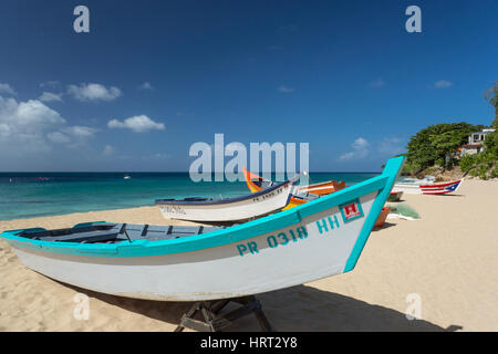 Corvo di dipinto luminosamente YOLA barche da pesca barca CRASH BEACH AGUADILLA PUERTO RICO Foto Stock