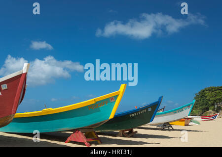 Fila di dipinto luminosamente YOLA barche da pesca barca CRASH BEACH AGUADILLA PUERTO RICO Foto Stock