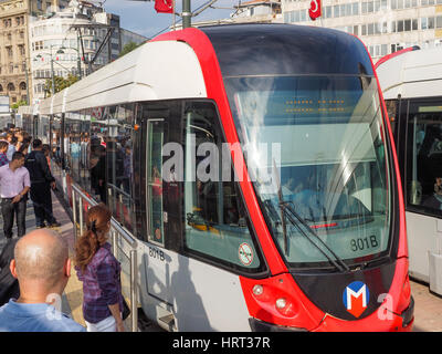 KARAKOY TRAM FERMATA, Istanbul TURCHIA Foto Stock