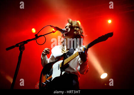 BILBAO, Spagna - 31 ottobre: Anna Calvi (BAND) live performance al Festival Bime su ottobre 31, 2014 a Bilbao, Spagna. Foto Stock