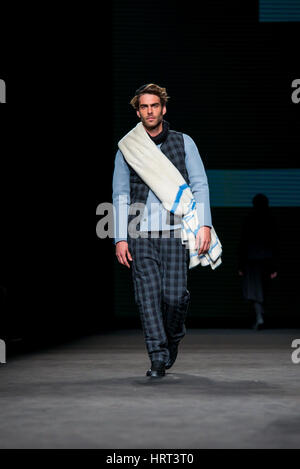 Barcellona - Feb 3: Jon Kortajarena (modello) cammina la pista per la Miriam Ponsa al momento della raccolta presso l 080 Barcelona Fashion Week 2015 Autunno Inverno su Febr Foto Stock