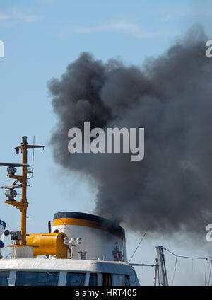 Traghetto con fumo proveniente dalla pila, MOTORE DIESEL, pronto a lasciare il porto di Kadikoy Istanbul TURCHIA Foto Stock