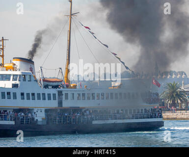 Traghetto con fumo proveniente dalla pila, MOTORE DIESEL, pronto a lasciare il porto di Kadikoy Istanbul TURCHIA Foto Stock