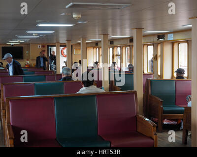 Vista interna di area con posti a sedere sul traghetto Il Bosphorus Istanbul TURCHIA Foto Stock