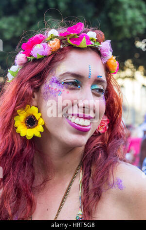 Febbraio 8, 2016 - Rio de Janeiro, Brasile - Yonge caucasian ragazza con i capelli rossi che indossano costumi colorati e sorridenti durante il carnevale Foto Stock