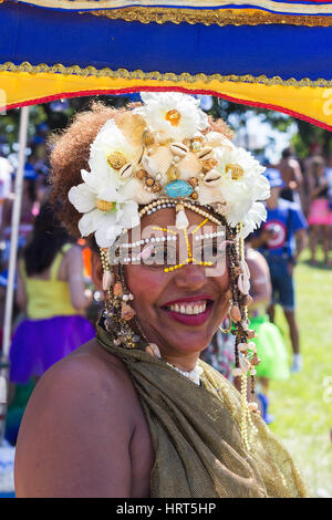 Febbraio 9, 2016 - Rio de Janeiro, Brasile - donna brasiliana della discesa africana in costume colorato durante il Carnaval 2016 street parade Foto Stock