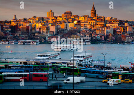 Cityscape, Golden Horn e Torre Galata al tramonto. Istanbul, Turchia. Foto Stock