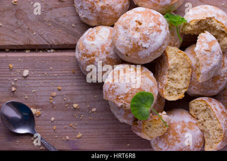 Poco torte di glassa su sfondo di legno Foto Stock