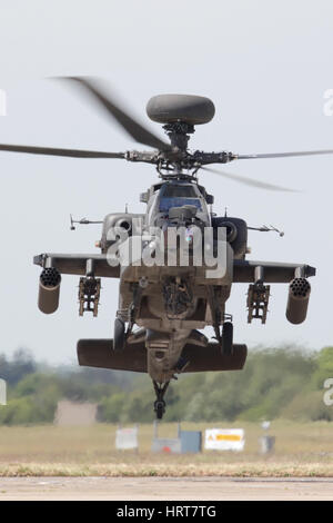 AAC Apache solo visualizzare lo sbarco dopo una demo per i media a Wattisham. Foto Stock