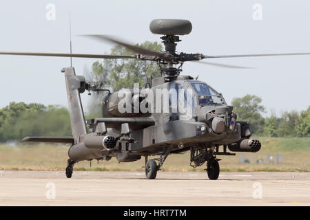 Army Air Corps display solo Apache in rullaggio dopo una dimostrazione per i media a Wattisham. Foto Stock