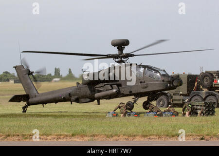 AAC Apache sbarco durante un armamento di avanzamento e demo per i rifornimenti di carburante a Wattisham. Foto Stock