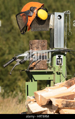 Electric spaccalegna con legno e linee Foto Stock