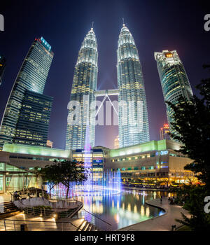 Kuala Lumpur, Malesia - 24 Luglio 2014: Fontana mostra di notte davanti a Petronas Twin Towers e Suria KLCC mall. Foto Stock