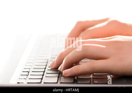 Close-up di digitazione di mani femminili Foto Stock