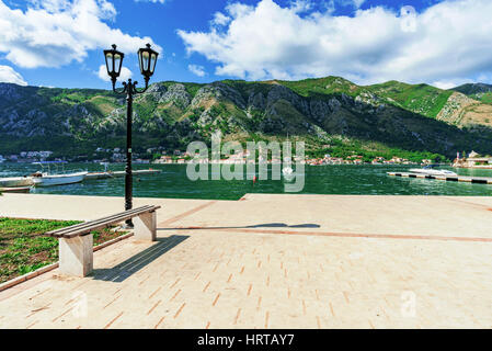 La Baia di Kotor lungomare in una giornata di sole Foto Stock