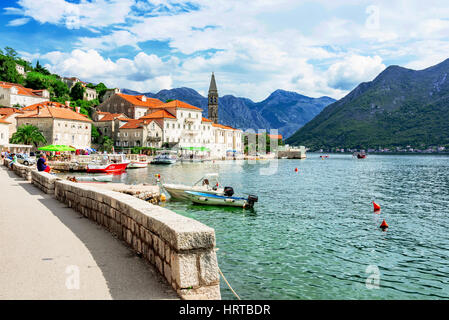 PERAST, MONTENEGRO - 21 settembre: questa è la passeggiata lungomare di Perast una piccola città costiera situata nella Baia di Kotor. La città è un'UNESCO w Foto Stock