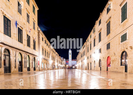 DUBROVNIK, Croazia - 22 settembre: questa è la strada principale per lo shopping della città vecchia di Dubrovnik Centro di notte Settembre 22, 2016 a Dubrovnik Foto Stock