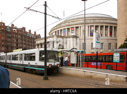 Manchester, Piazza San Pietro, Central Library & Tram Metrolink Foto Stock