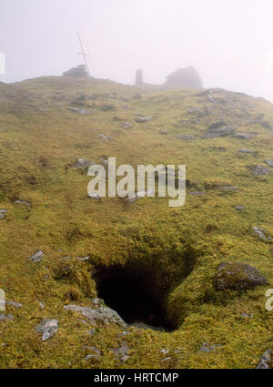 Pozzo santo & oratorio dedicato a San Brendan sulla cima della montagna di Brandon, penisola di Dingle, Co. Kerry, Irlanda: un antico pagana sito Lughnasa Foto Stock