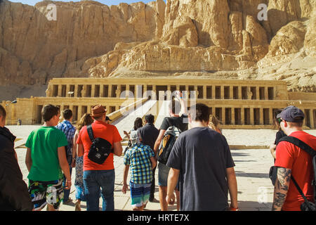 LUXOR, Egitto - 15 gennaio 2017: antico della Valle delle Regine del tempio e spalle di turisti a piedi verso le rovine Foto Stock