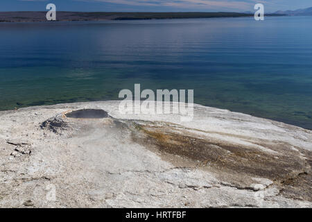 Cono grande caratteristica termica nel West Thumb Geyser Basin, il Parco Nazionale di Yellowstone, STATI UNITI D'AMERICA Foto Stock